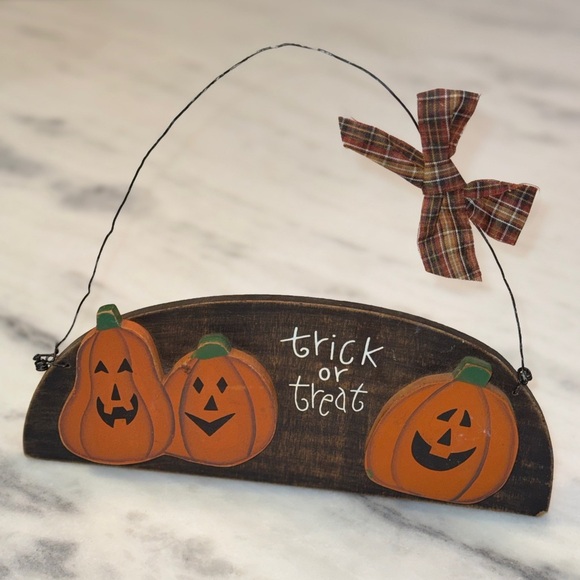 Trick or Treat Wooden Jack-o’-lantern hanging Sign - Picture 1 of 2